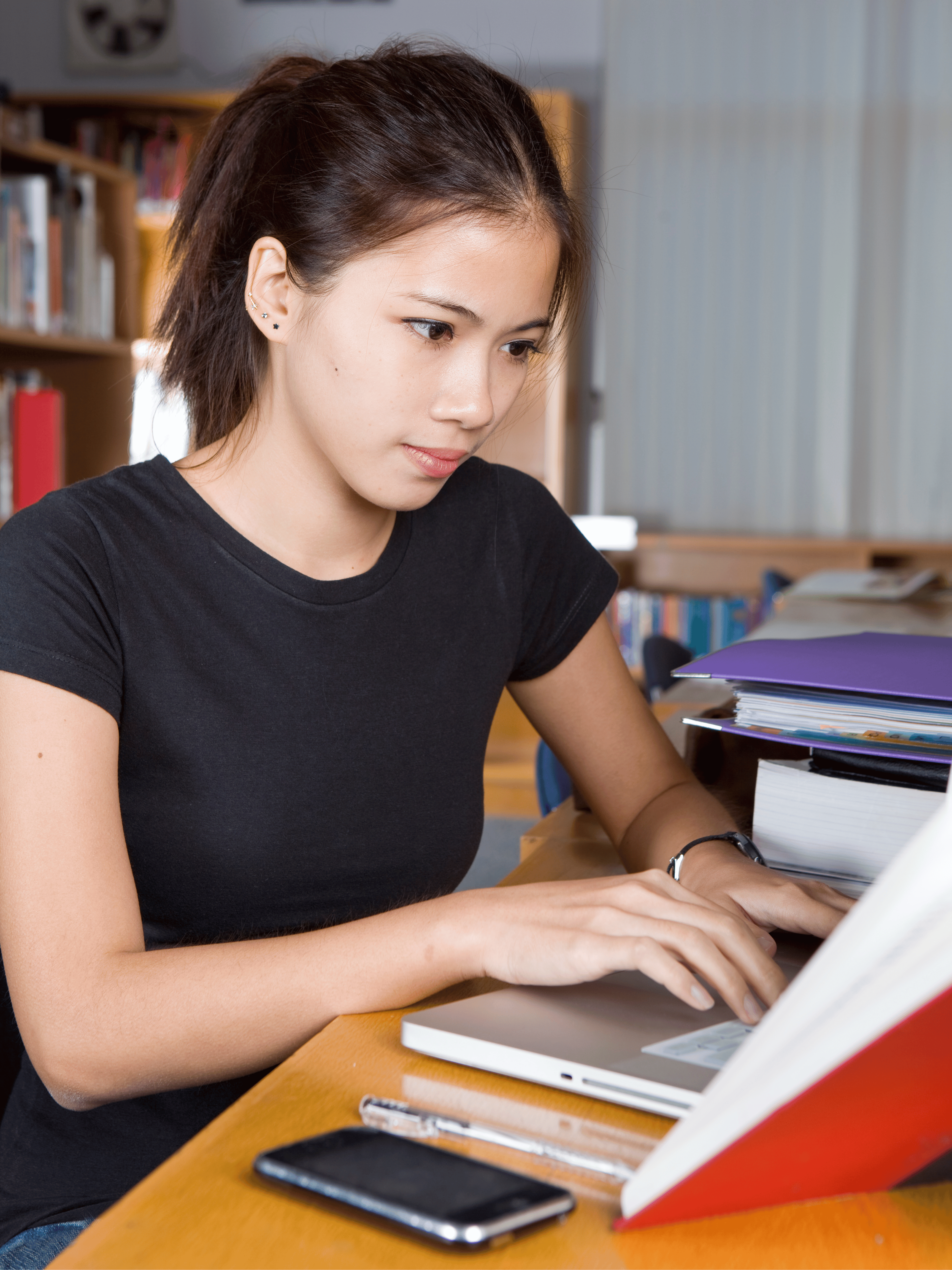 vrouw achter laptop